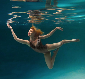 red-head-in-black-one-peice-underwater-modeling-wet-swim-show