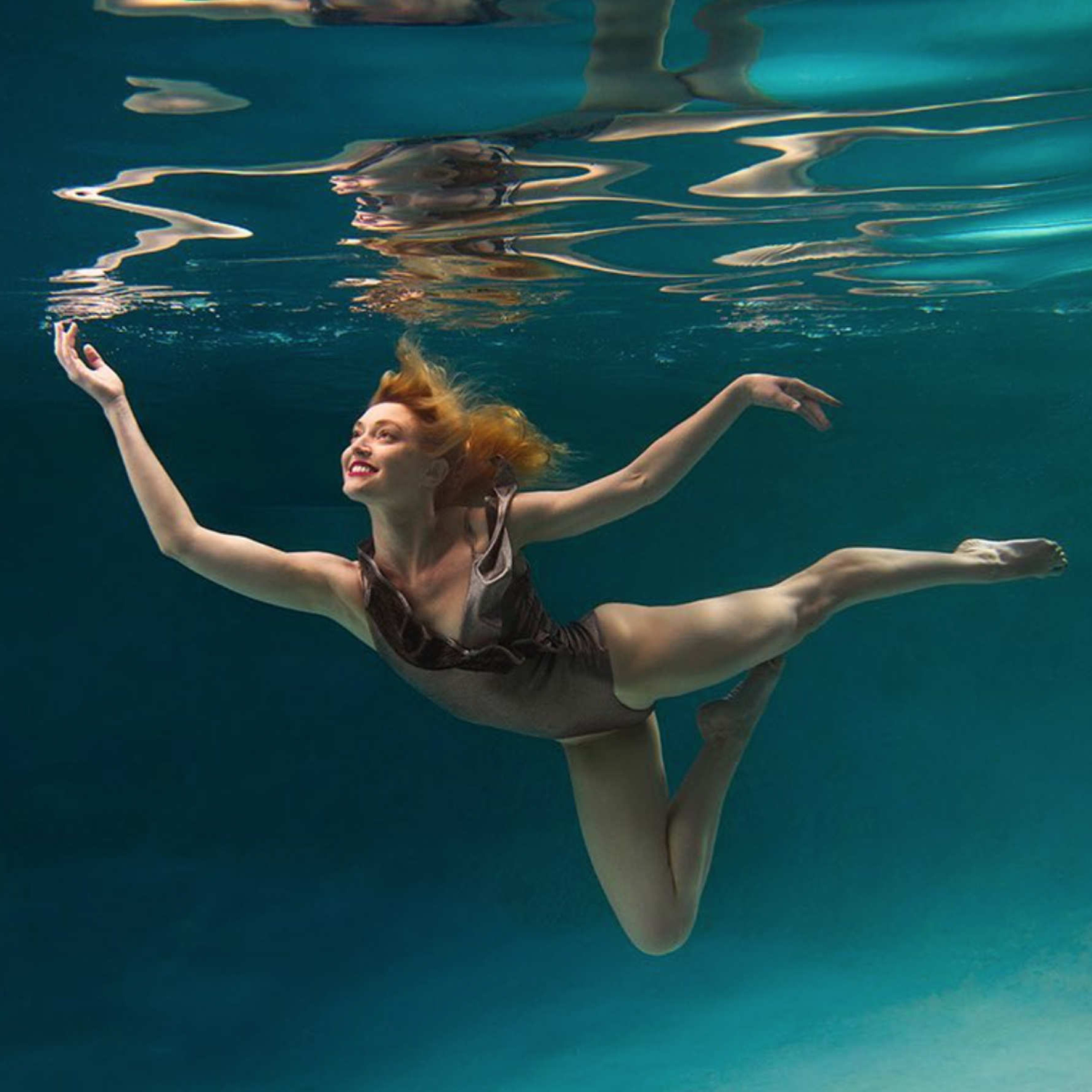 red-head-in-black-one-peice-underwater-modeling-wet-swim-show